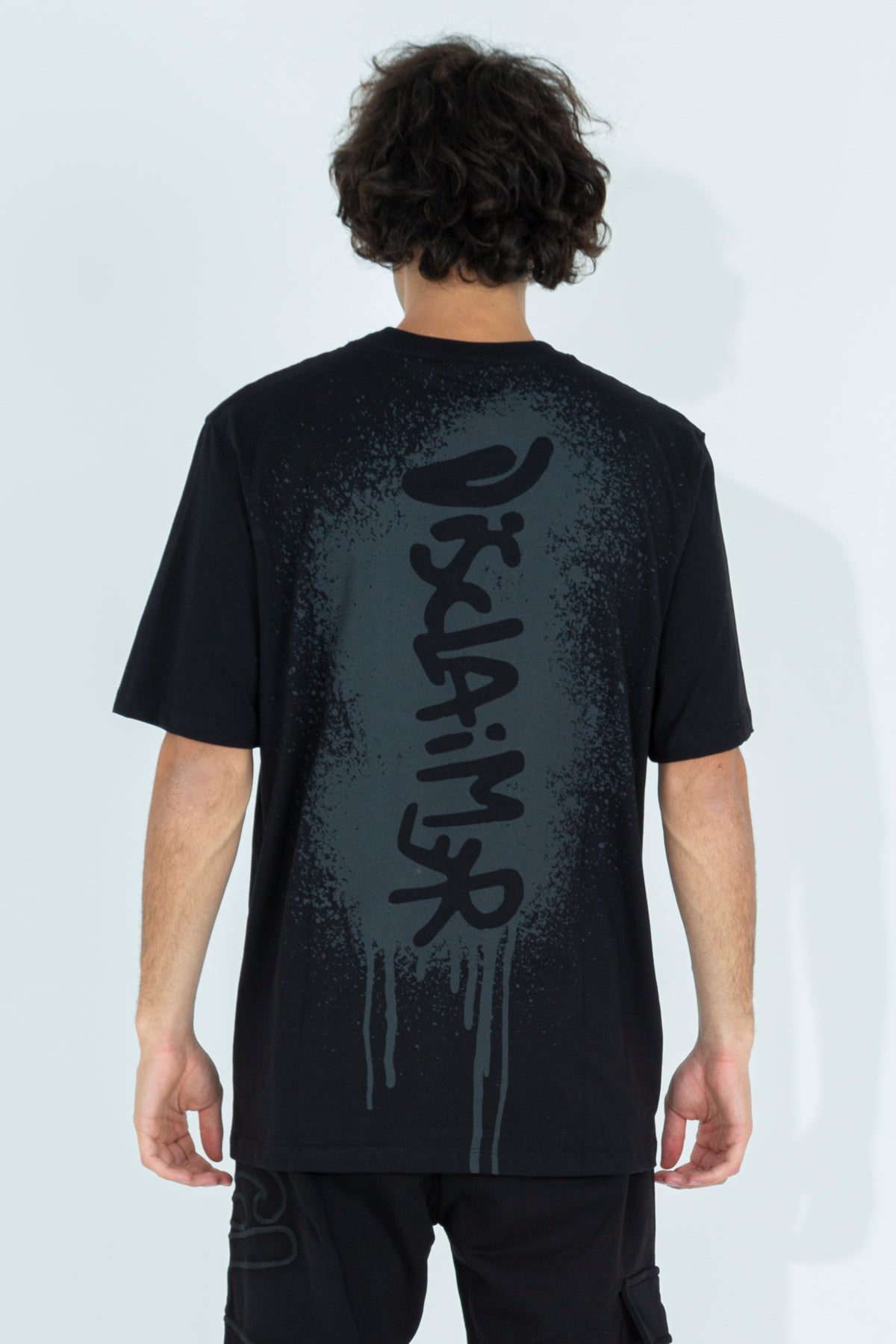 T-shirt con stampa spray laterale