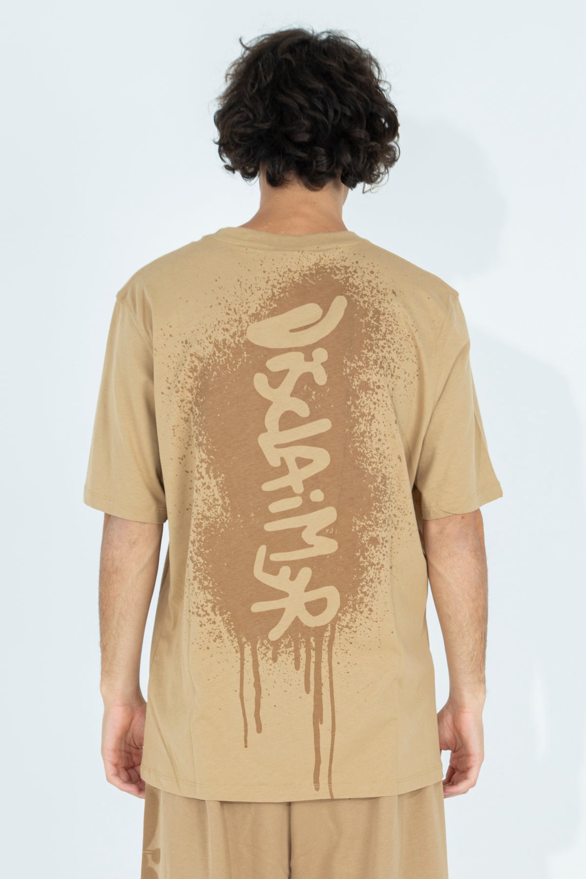 T-shirt con stampa spray laterale