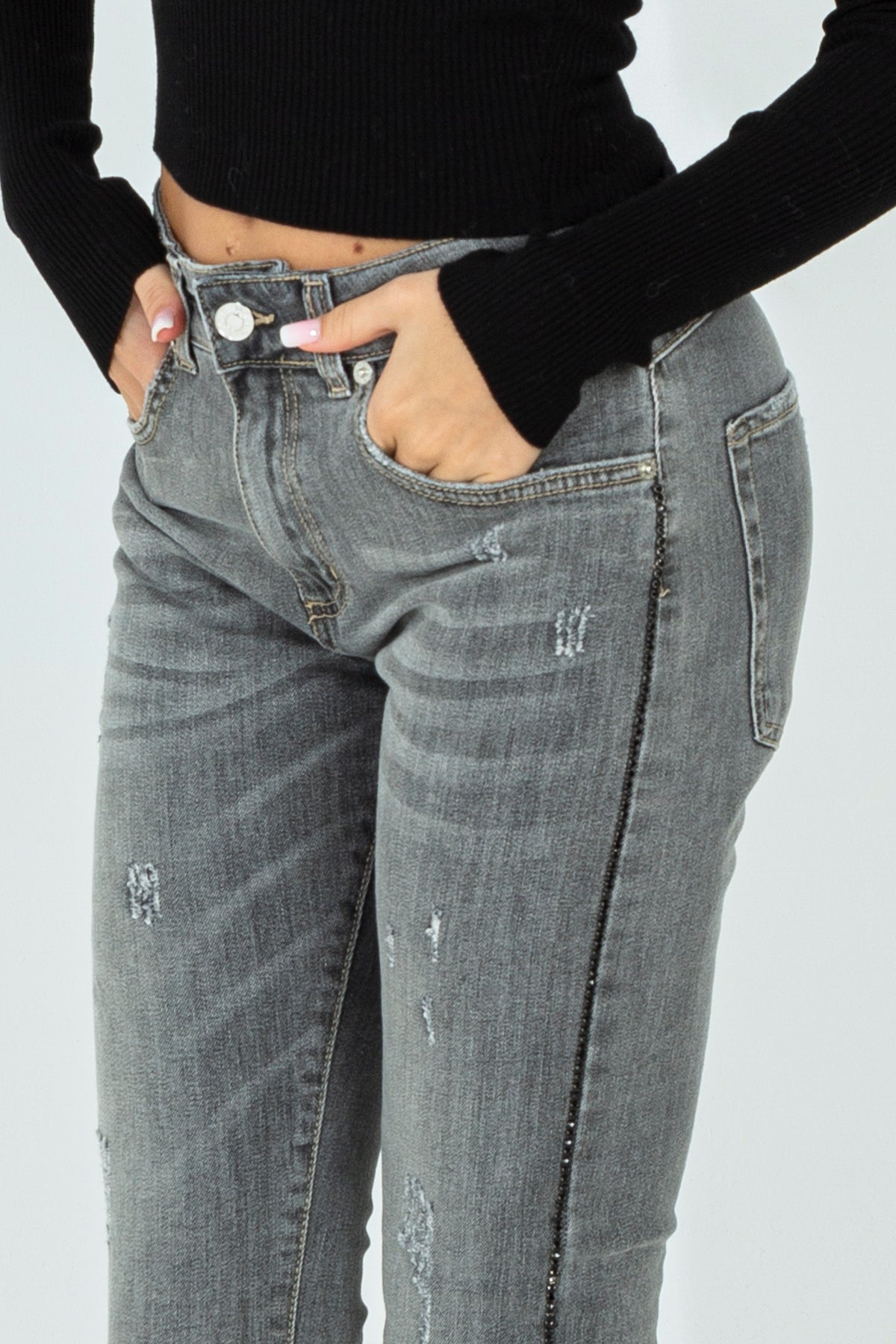 Jeans con rotture e applicazioni