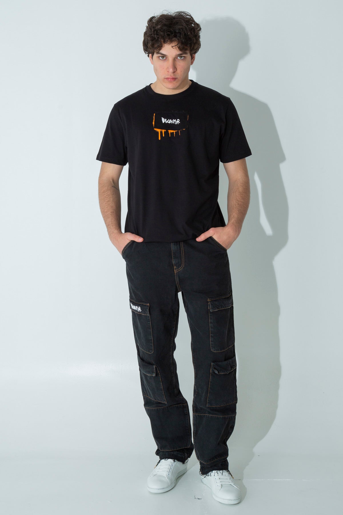 Cargo jeans with contrasting color profiles
