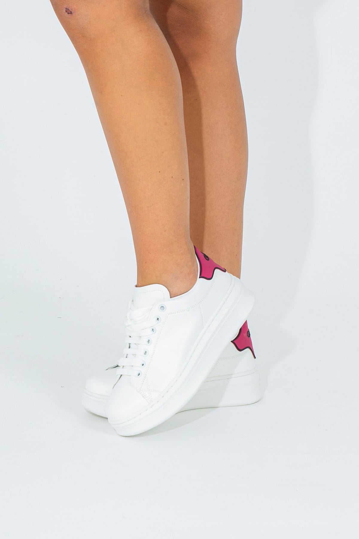 Sneakers con tallone logato