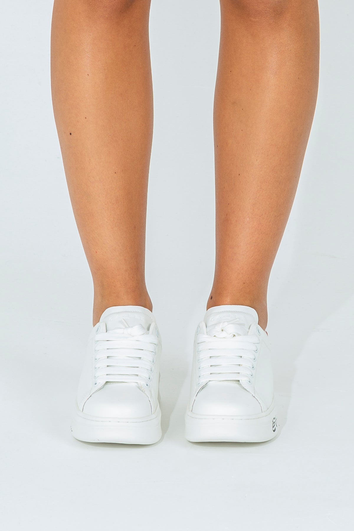 Sneakers con tallone logato