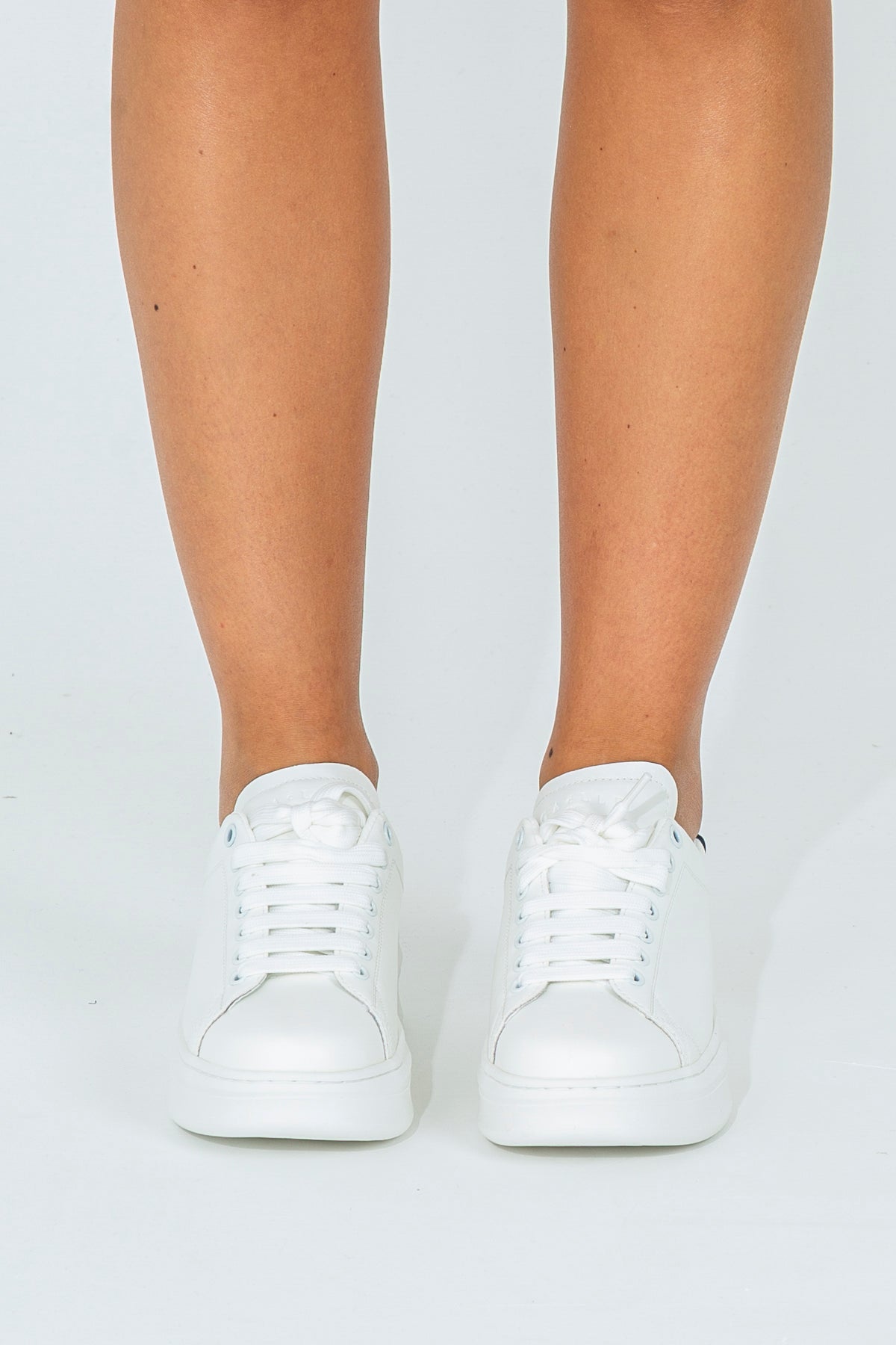 Sneakers con tallone logato