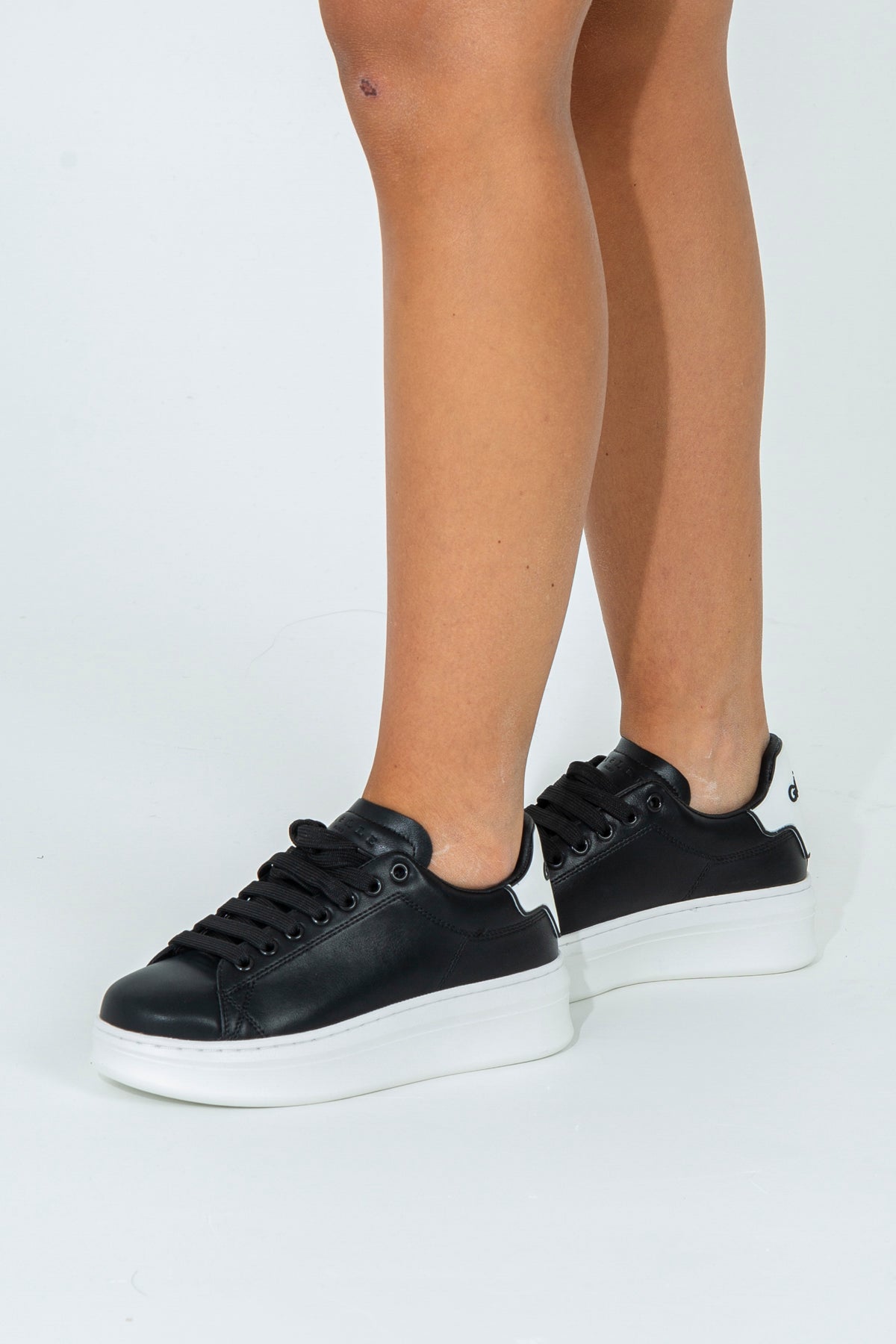 Sneakers con tallone logato