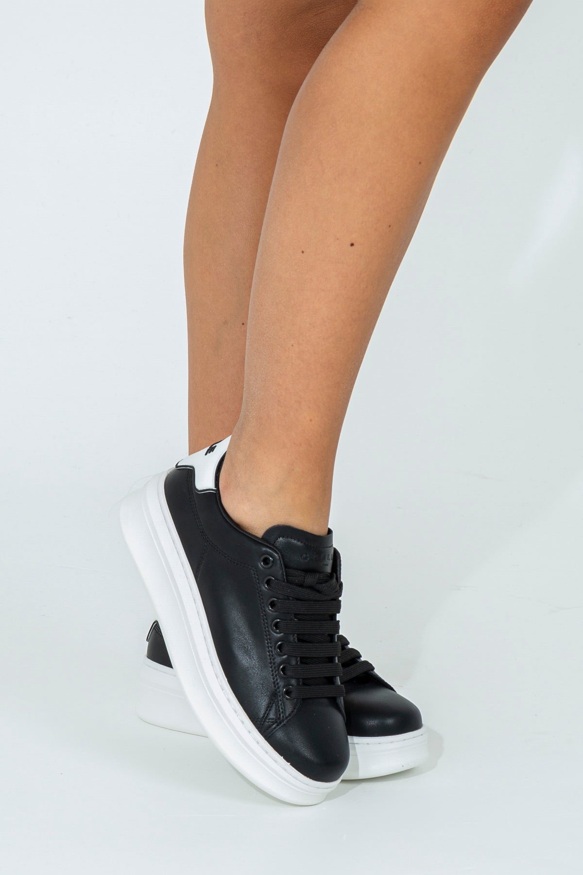 Sneakers con tallone logato