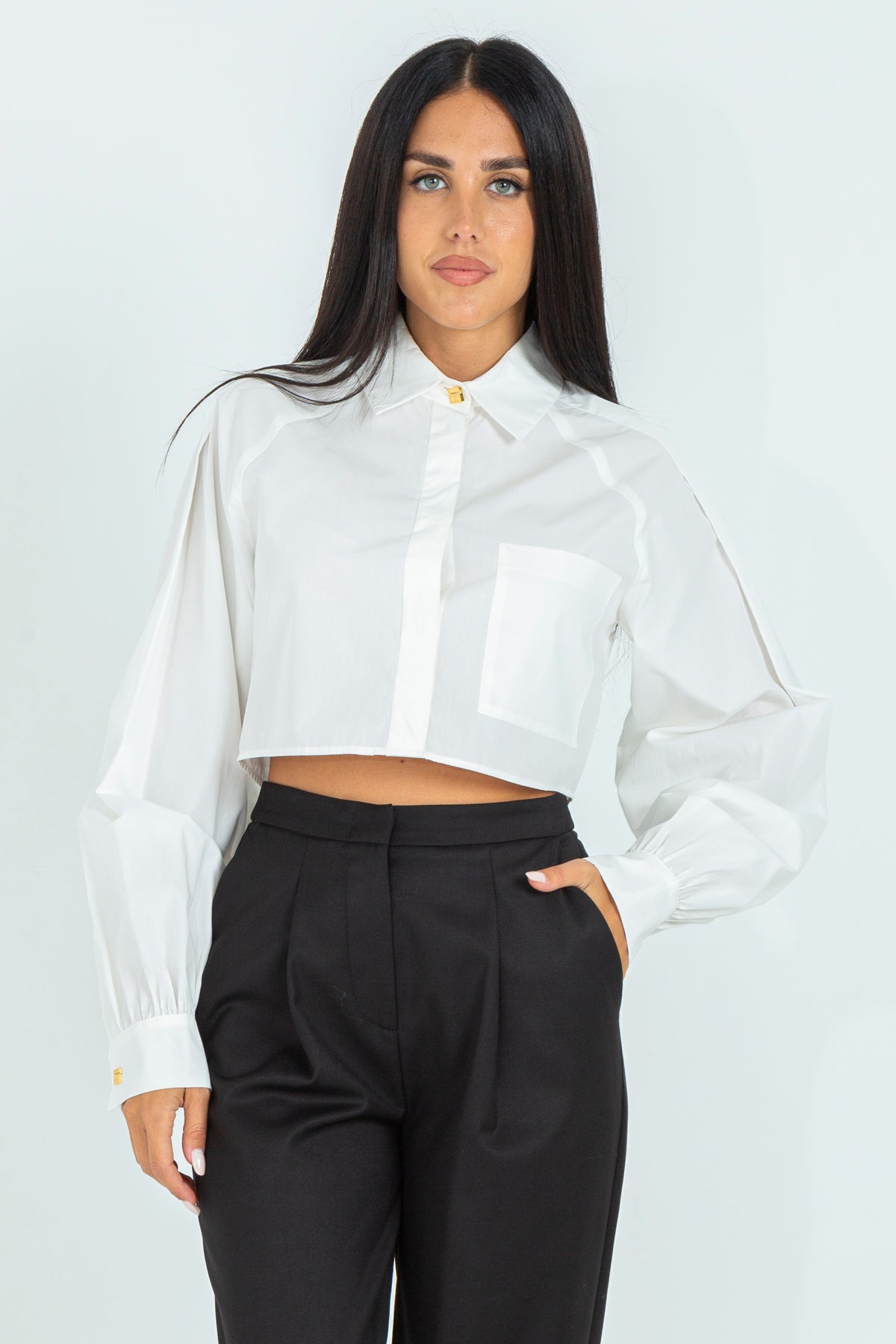 Camicia crop con tasca frontale