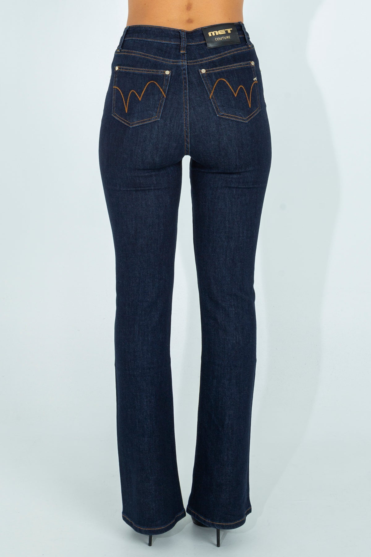 Jeans con perline decorative