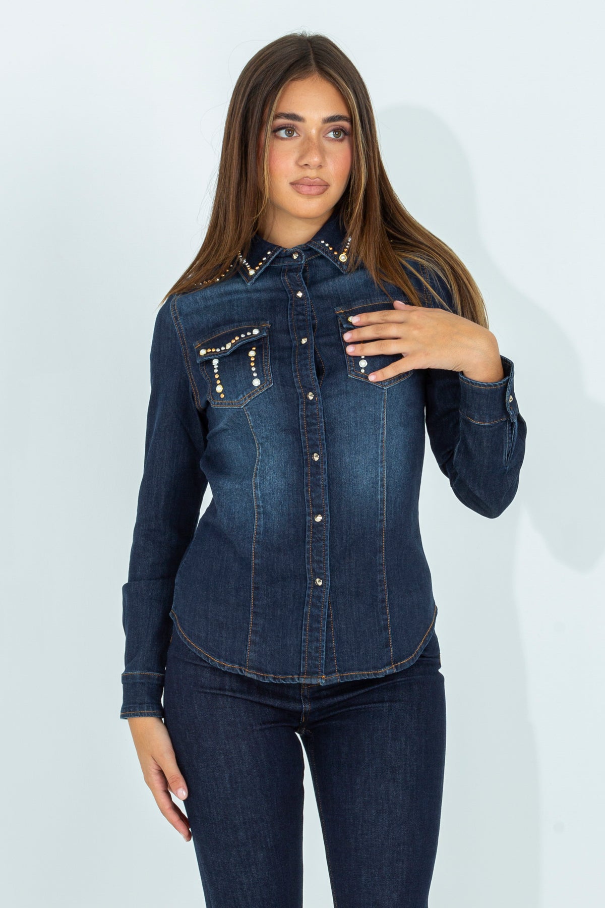 Camicia di jeans con borchie