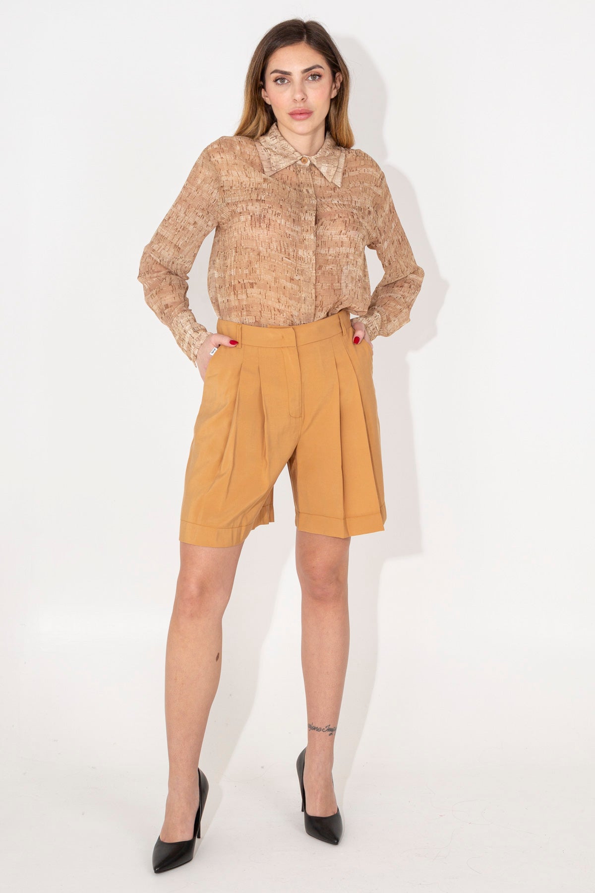 Shorts with front pleats