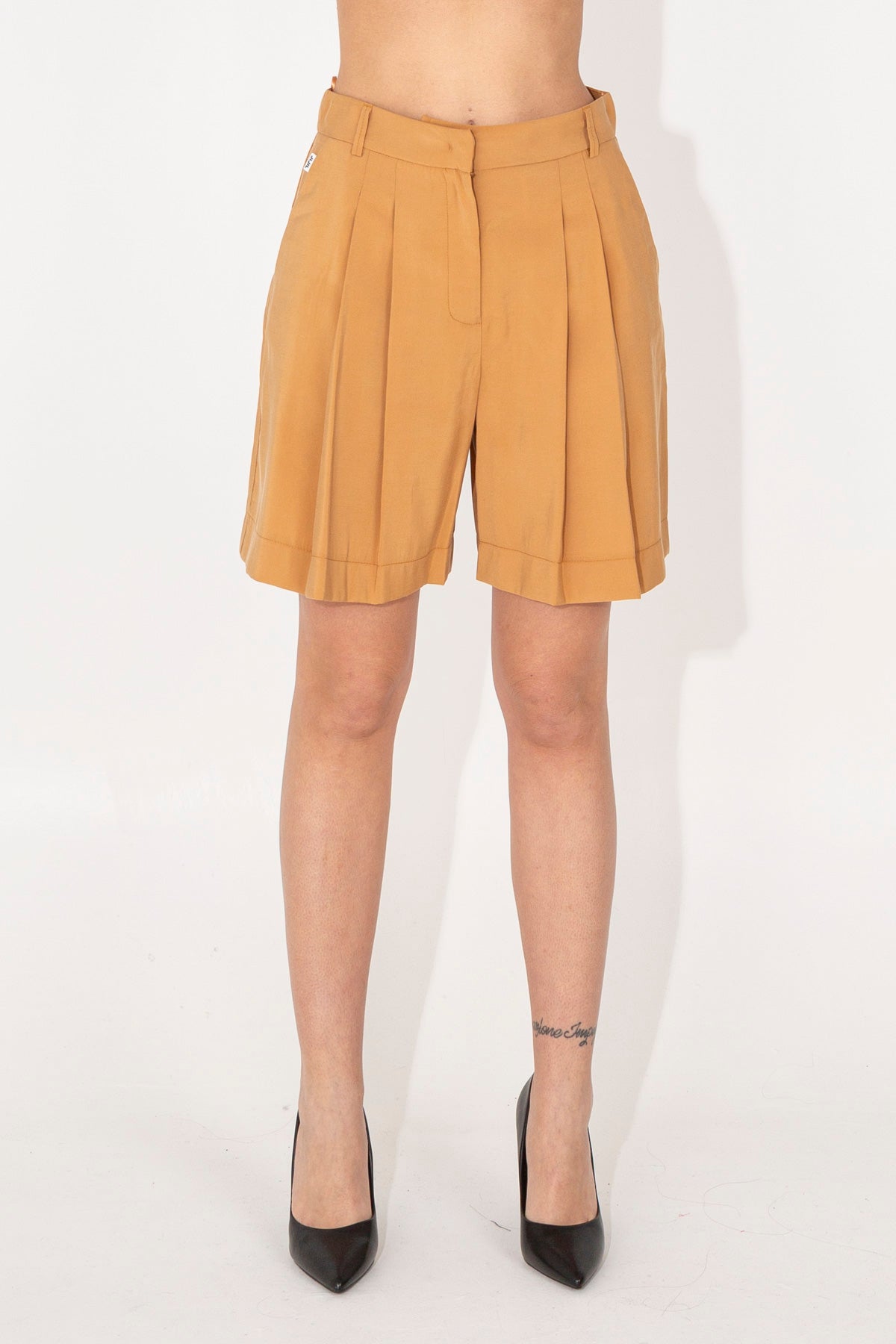 Shorts with front pleats