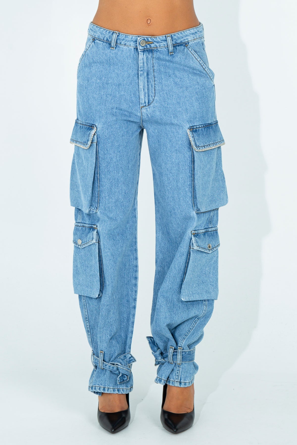 Jeans cargo con nodo su caviglie