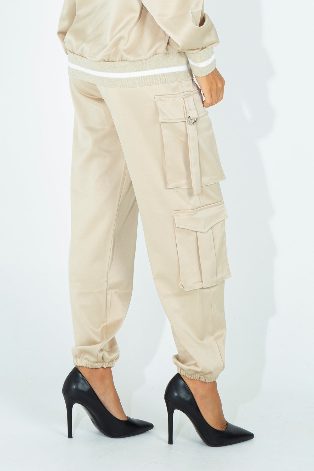 Pantalone cargo in raso