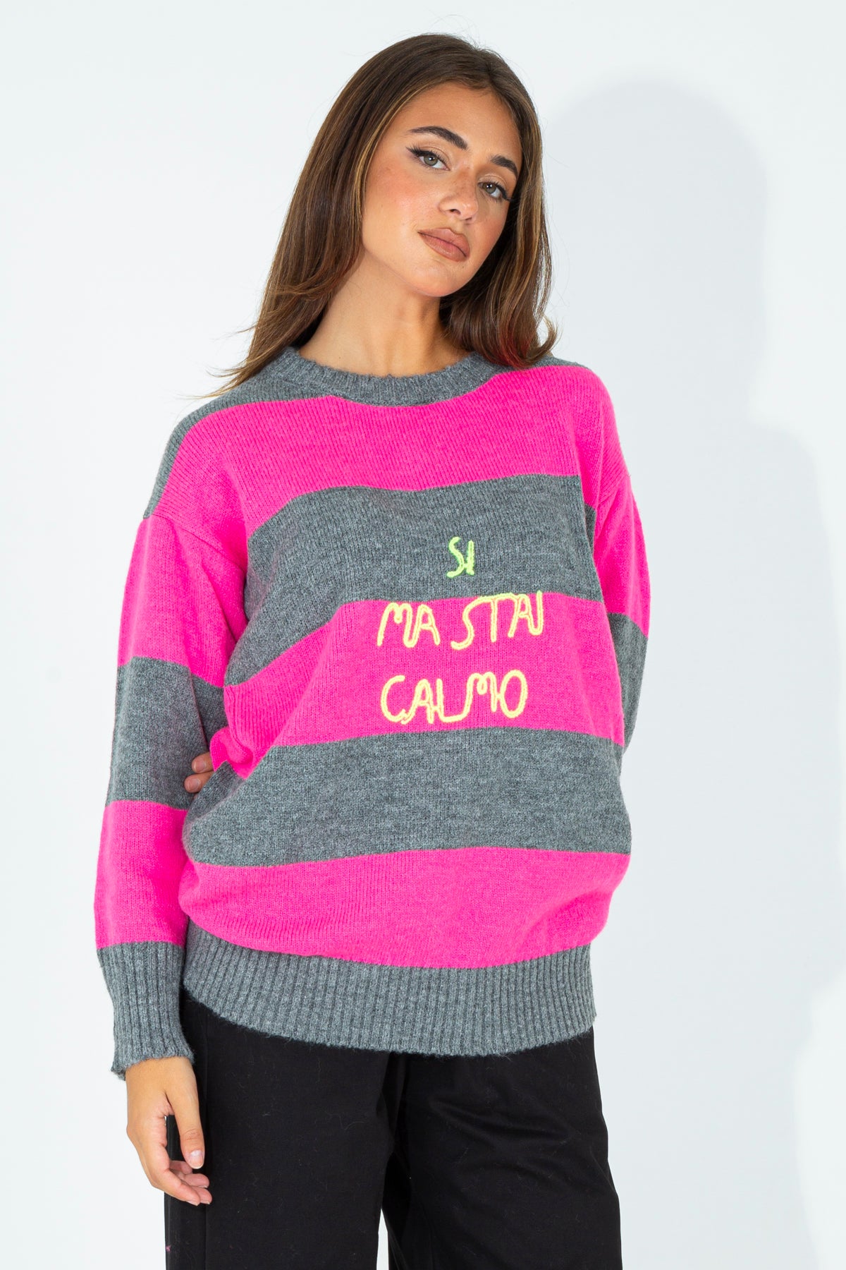 Maglia a righe con frase ricamata