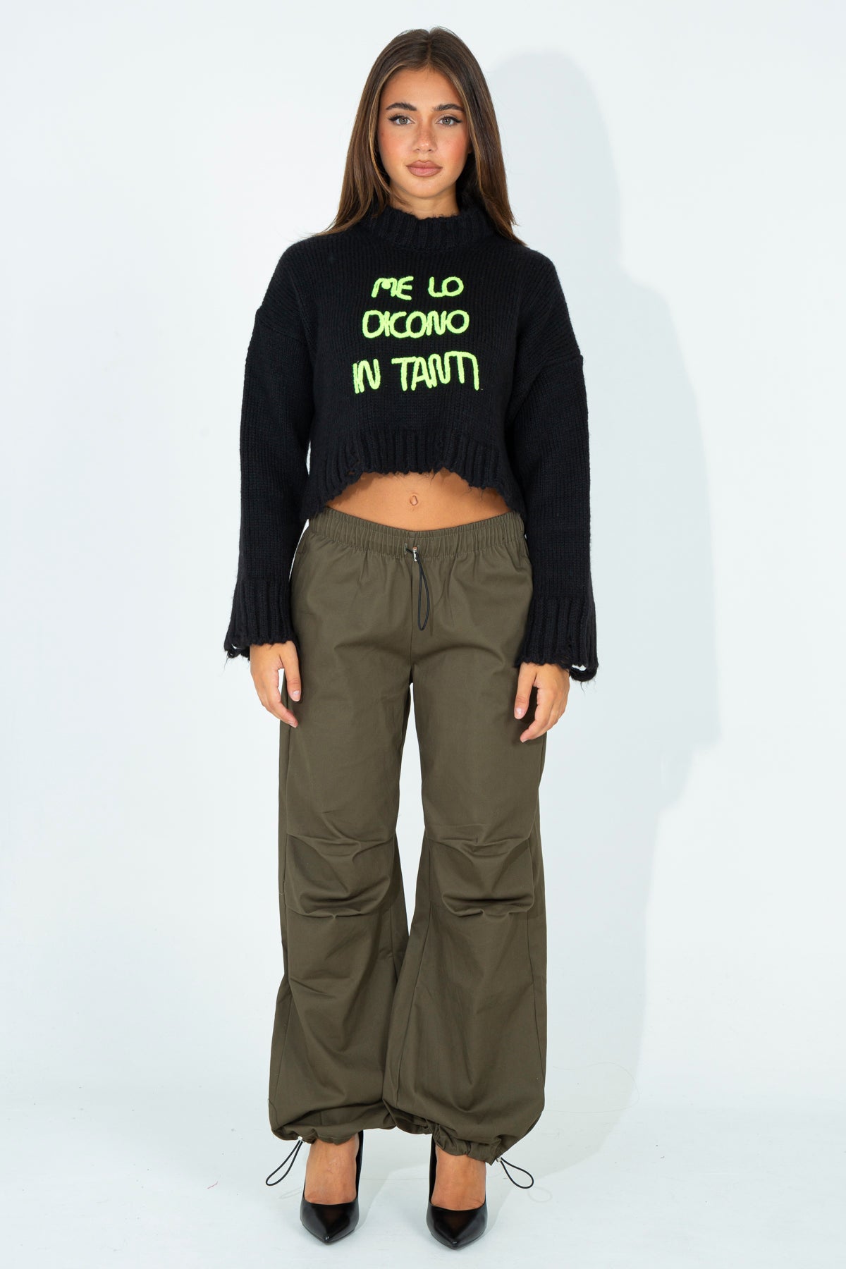 Maglia crop con frase ricamata