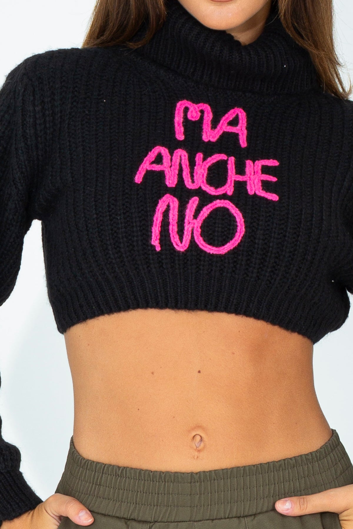 Maglia lupetto crop con frase ricamata