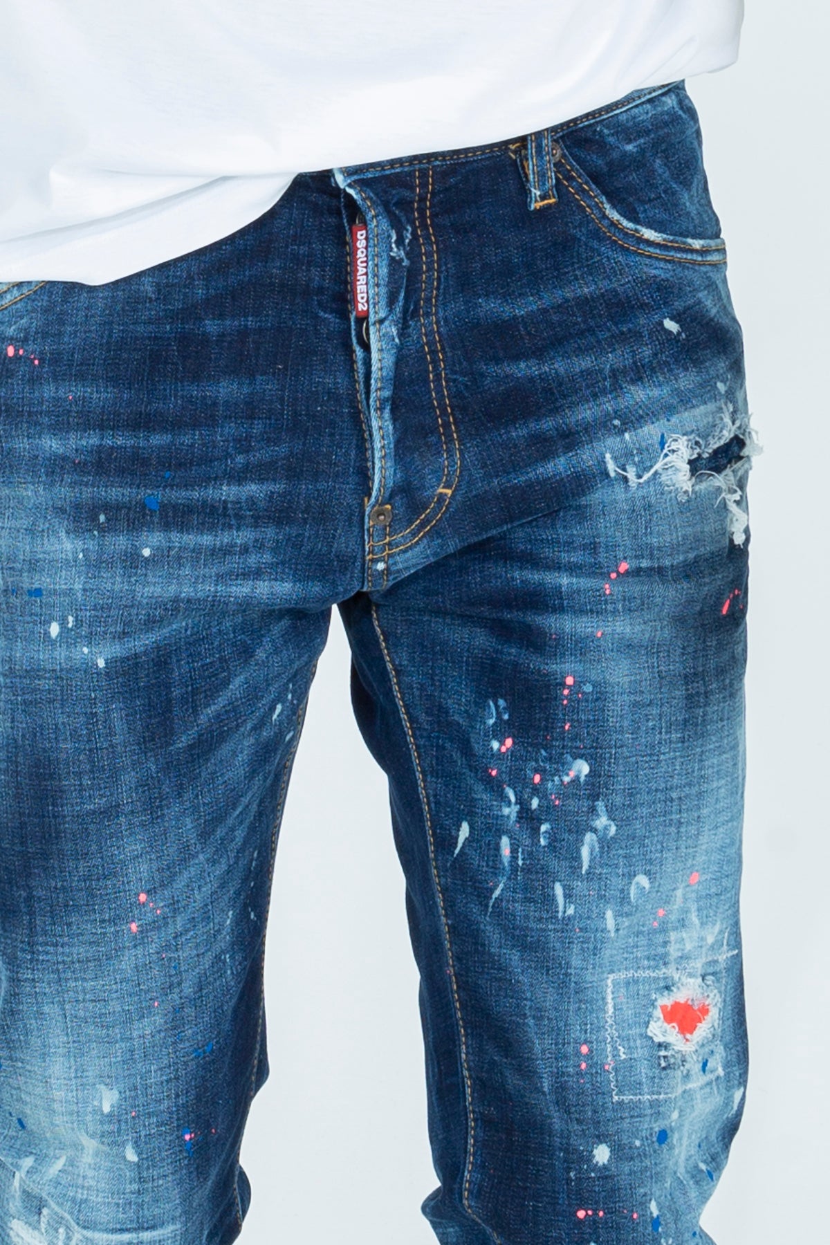 Jeans con rotture e macchie di colore