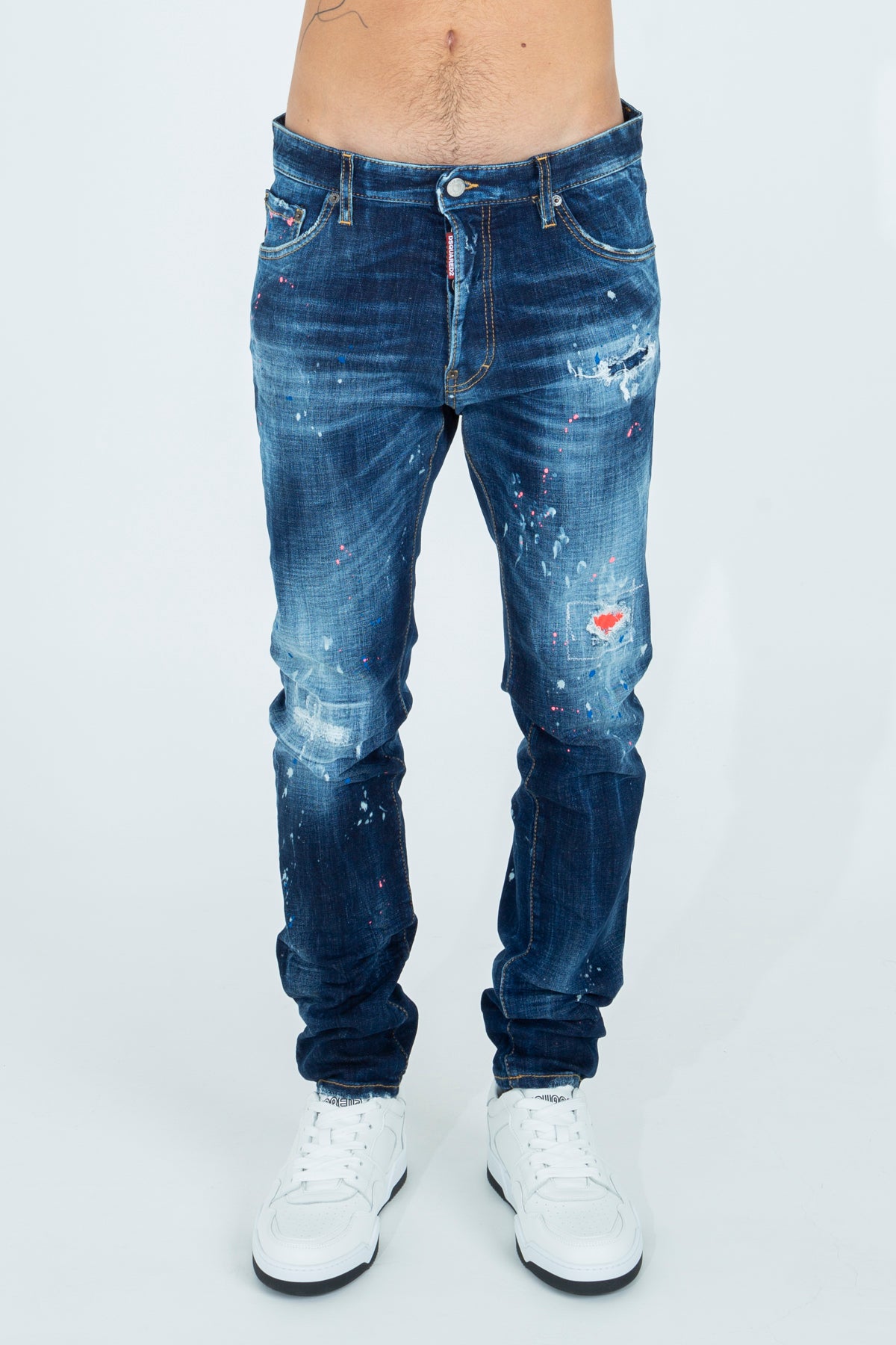 Jeans con rotture e macchie di colore