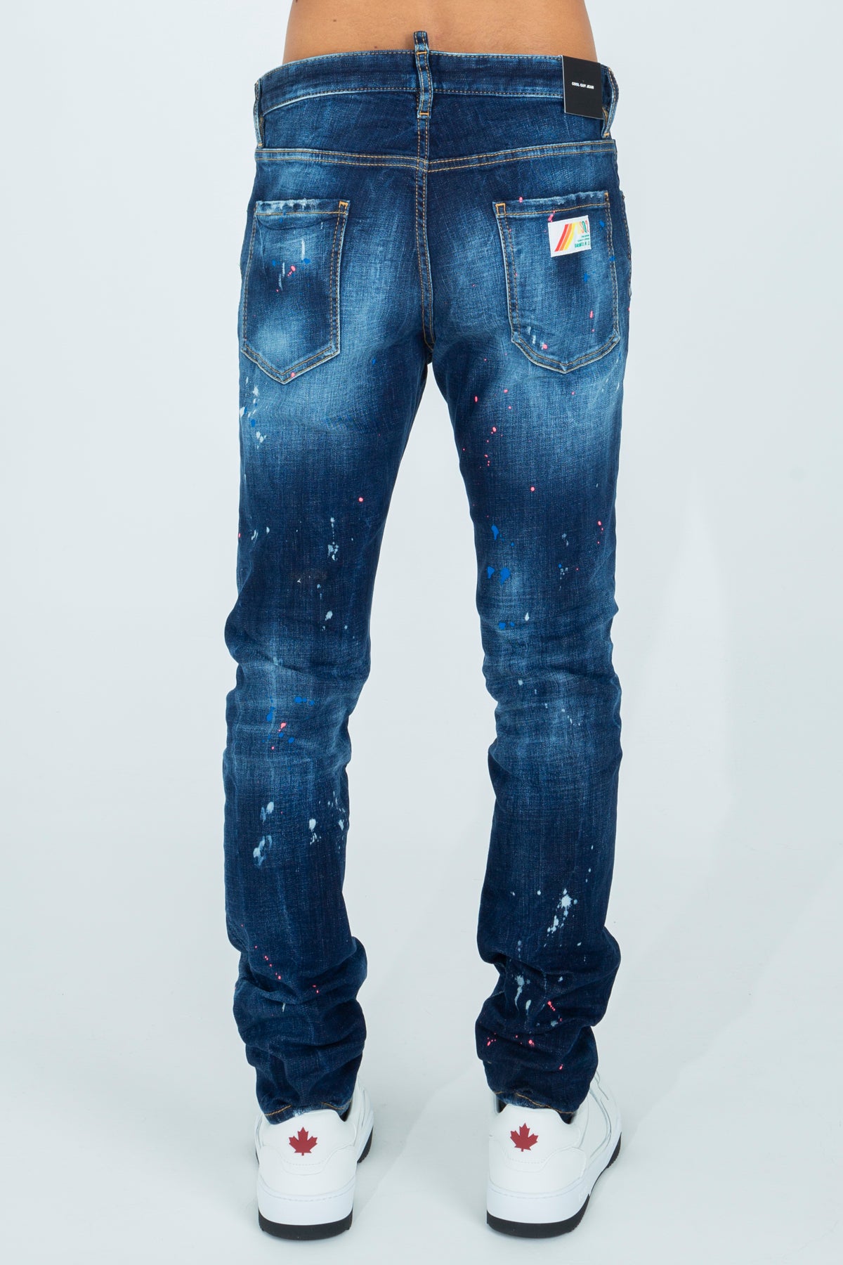 Jeans con rotture e macchie di colore